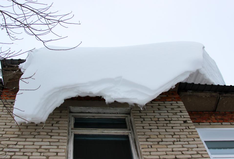 Управляющим компаниям поручили срочно убрать снег с крыш