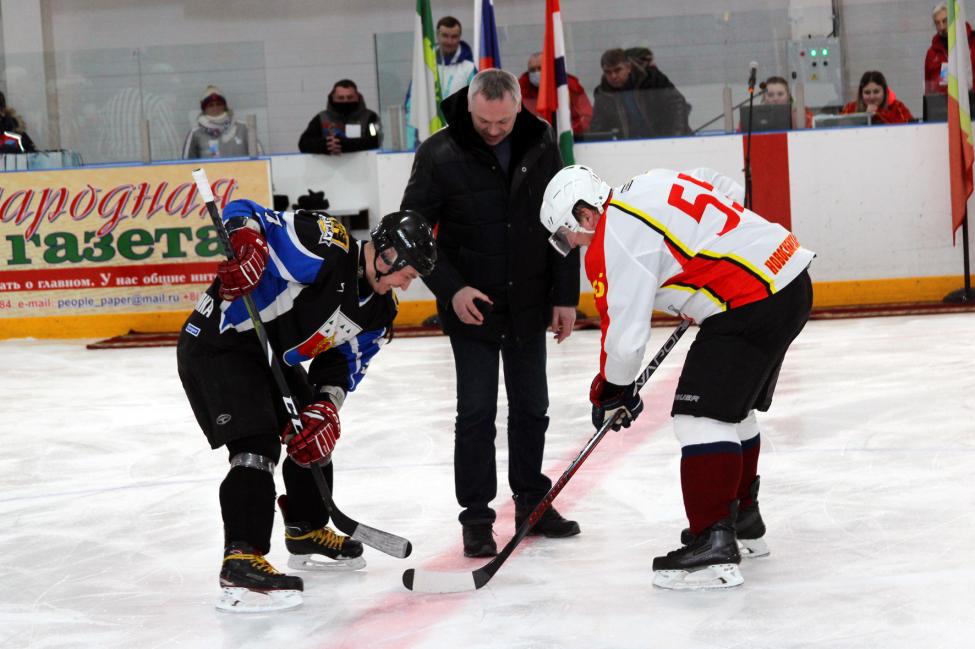 Товарищеским матчем поддержали молодежный чемпионат мира по хоккею команды Новосибирской и Омской областей