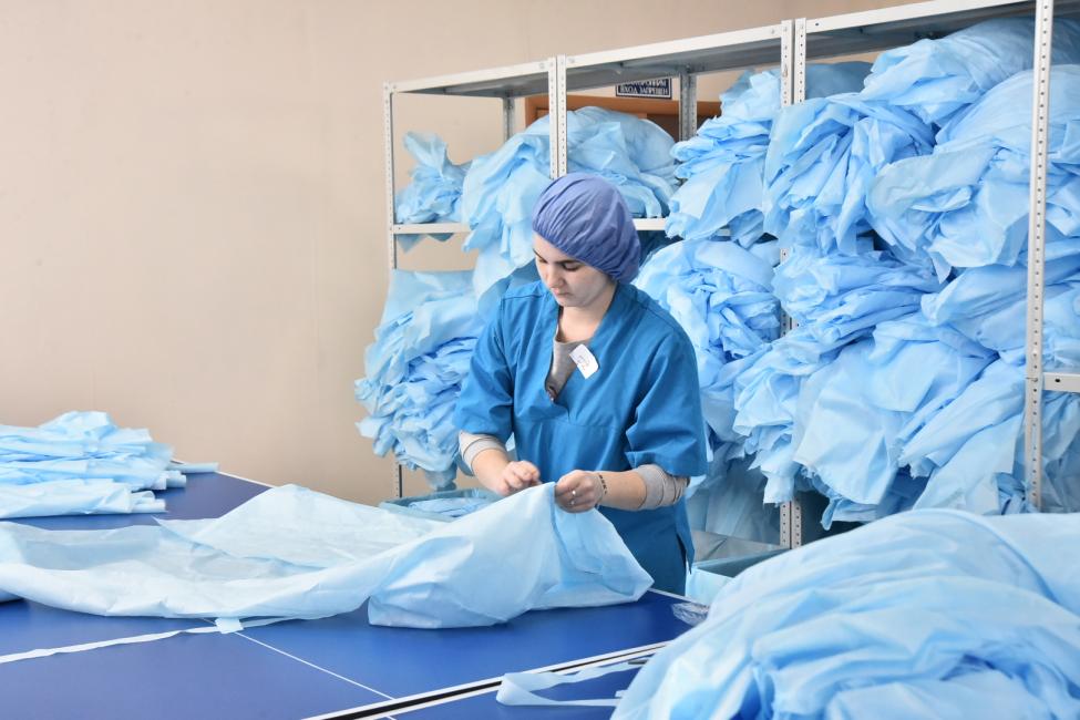 В Татарске планируют увеличить производство комплектов медицинской одежды