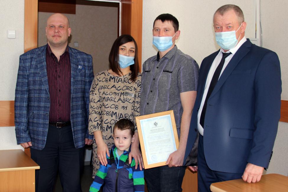 Семья из Татарска получила сертификат на жилье