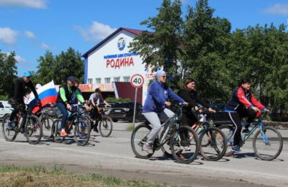 Районные любители велоспорта поздравили город с юбилеем