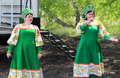 Задушевными песнями решили поддержать аграриев в Татарском районе