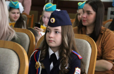 Министр транспорта и дорожного хозяйства области наградил школьницу из Татарска