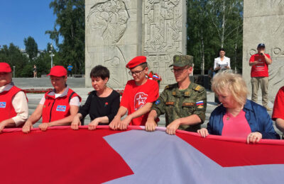 200-метровую копию Знамени Победы развернули в Новосибирске
