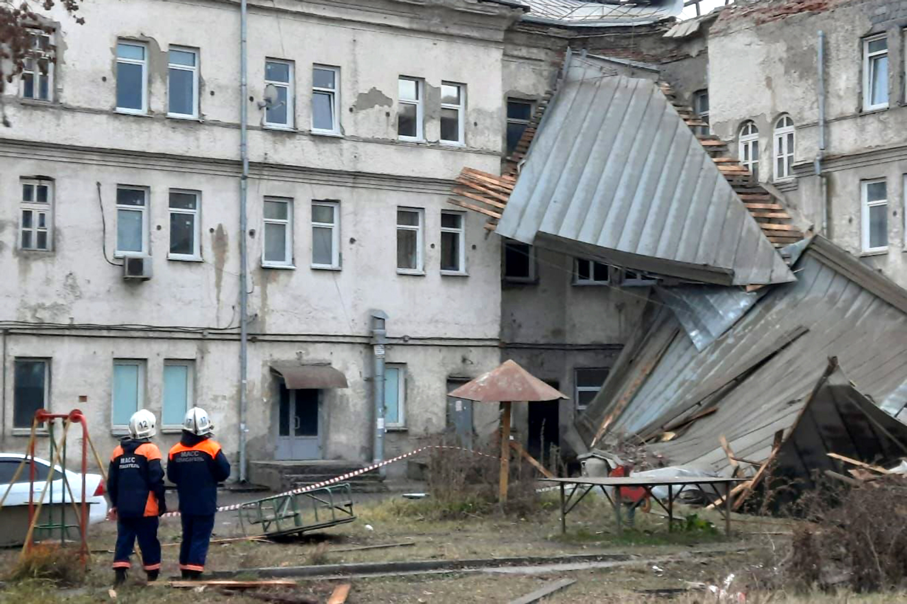 Ураган в новокузнецке сегодня. Разрушенный дом. Обрушение зданий. Рухнул дом. Пятиэтажки в России.