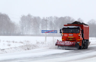 Более 620 единиц техники вышли на борьбу со снегом в Новосибирской области