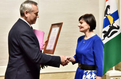Губернатор Травников наградил лучших представителей юридического сообщества региона
