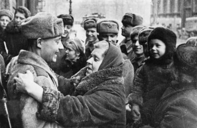 О подвиге жителей и защитников блокадного Ленинграда вспоминают 27 января в России