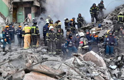 Ход спасательных работ на месте взрыва газа в Новосибирске оценил министр МЧС
