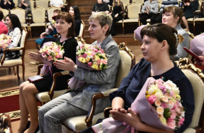 Знаки «За материнскую доблесть» вручили жительницам Новосибирской области