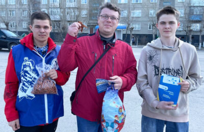 Ленты из «дыма» и «пламени» раздают волонтеры жителям Татарска
