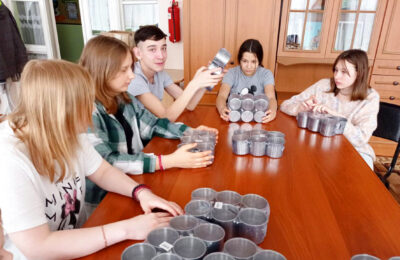Окопные свечи для участников СВО изготавливают подростки в Татарске