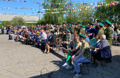 Боевым расчетом, концертом и солдатской кашей отметили День пограничника в Татарске