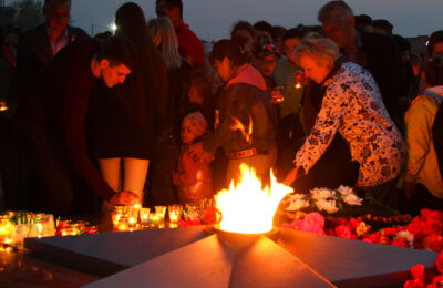 Сотни свечей зажгли жители Татарска в память о героических защитниках Отечества