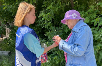 Триколоры вручили волонтеры жителям Татарска