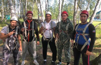В Татарске молодые люди приурочили турпоход ко Дню физкультурника