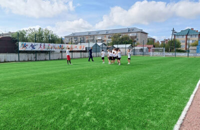 На территории школы №9 открыли мини-футбольное поле