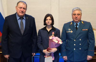 Медалью МЧС России наградили школьницу из Татарского района