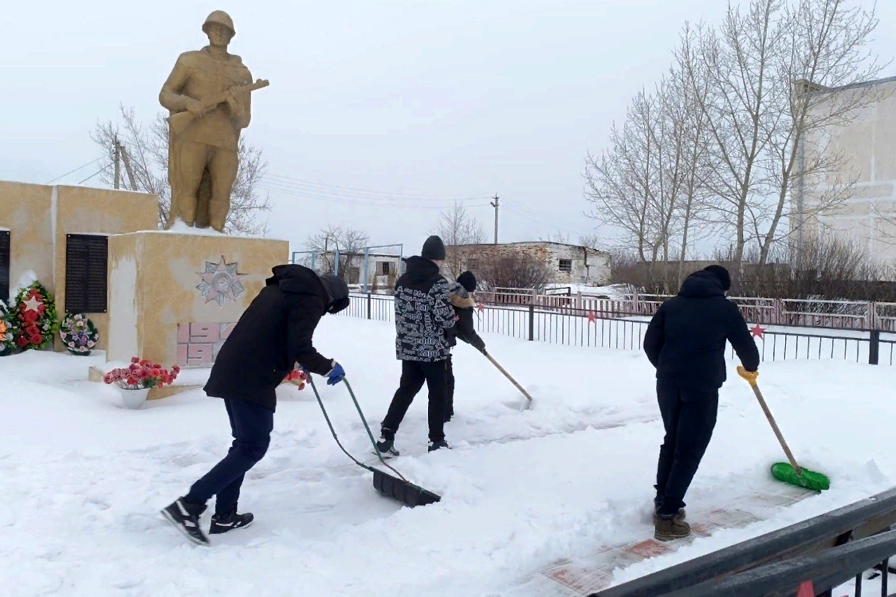 Волонтеры чистят снег