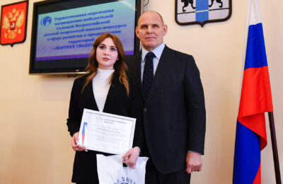 Легендарный олимпионик наградил школьницу из Татарска