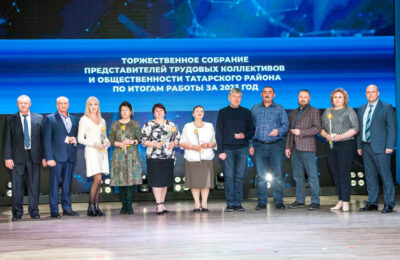 Почетные знаки вручили лауреатам премии Татарского района