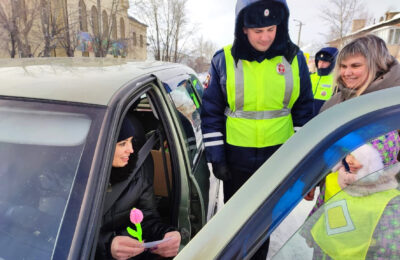Тюльпаны и открытки вручили автоледи в Татарске