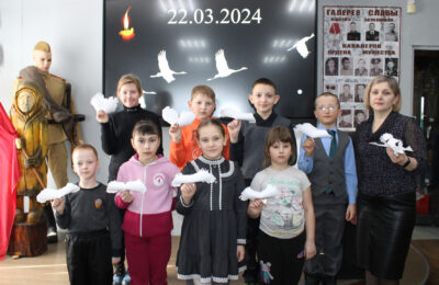 Клин бумажных журавликов запустили «в вечность» в музее Татарска