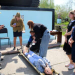 Спасать раненых «бойцов» и искать мины научились школьники в Татарске