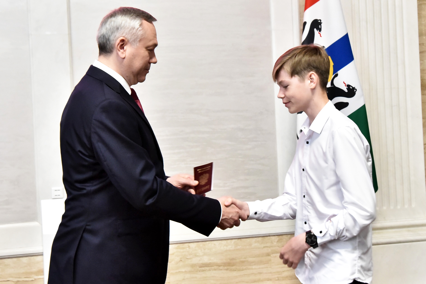 Андрей Травников вручил юным новосибирцам паспорта