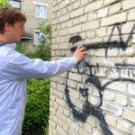 Нелегальную «наскальную живопись» уничтожили волонтеры в Татарске