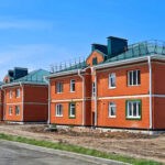 Несколько домов под служебное жилье и для детей-сирот возводят в Татарске
