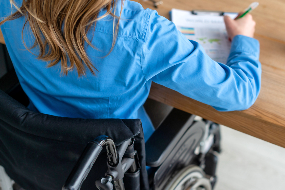 Девушка-инвалид