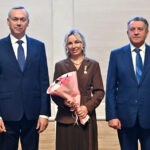 Знаки «За материнскую доблесть» вручили в Новосибирске накануне Дня матери