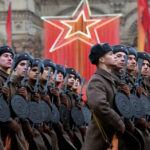 Легендарный военный парад на Красной площади вспоминают сегодня в России