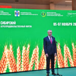 Плодотворной работы пожелал участникам агрофорума губернатор Андрей Травников