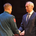 За мужество и отвагу поблагодарил новосибирских бойцов губернатор Травников