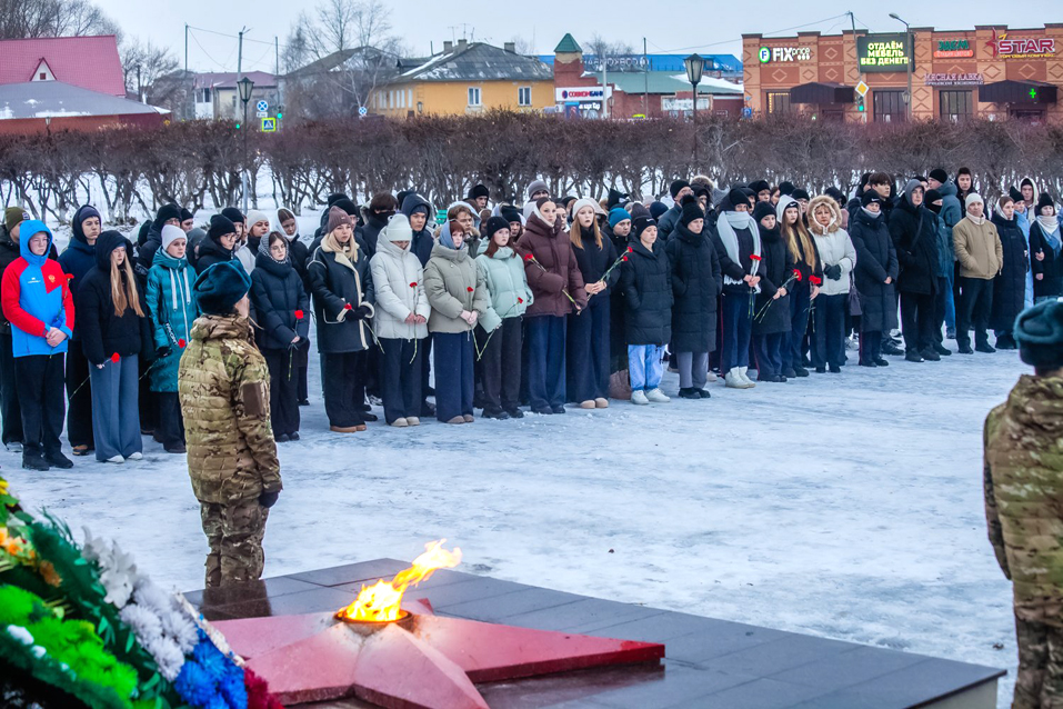 Минутой молчания у Вечного огня почтили память всех безымянных героев в Татарске