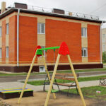 Более 100 домов для детей-сирот и бюджетников построили в Новосибирской области