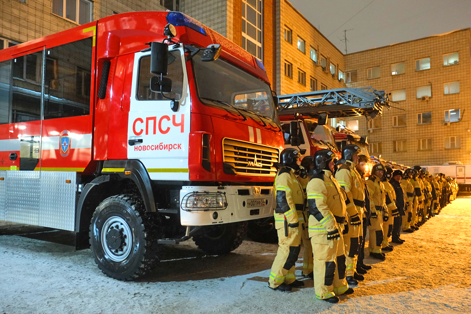 Новые автомобили вручили на 35-летие МЧС новосибирским спасателям