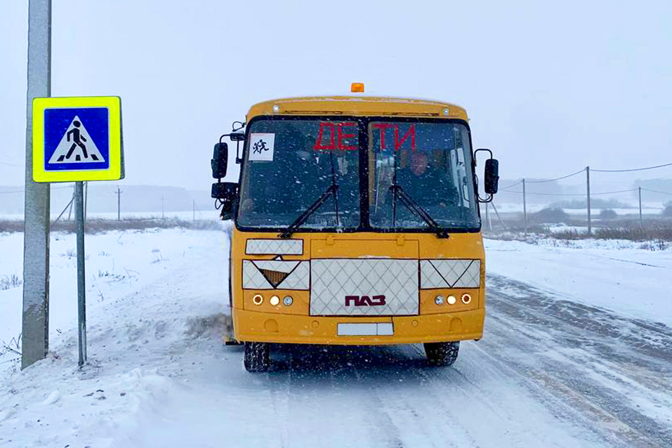 Школьный-автобус-на-маршруте