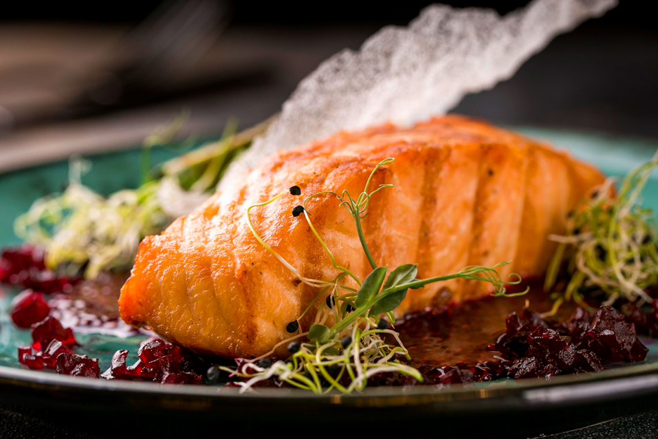 Лосось-под-соусом-с-гарниром