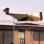 В Новосибирской области рабочие повредили крышу школы во время уборки снега