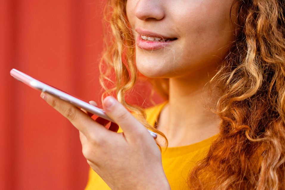 Девушка с телефоном