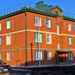 Более 100 домов для детей-сирот и бюджетников построили в Новосибирской области