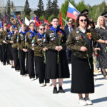 Тысячи новосибирцев почтили память героев войны на Монументе Славы в День Победы