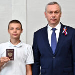 Первые паспорта вручили юным жителям Новосибирской области перед Днём России