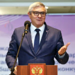 Министр культуры Новосибирской области наградил художницу из Татарска