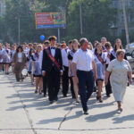 По главной улице города прошли в Татарске выпускники школ округа