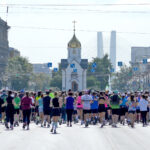 Тысячи бегунов-любителей и профессионалов выйдут на старт в Новосибирске