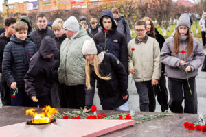 В День белых журавлей в Татарске возложили цветы к Вечному огню